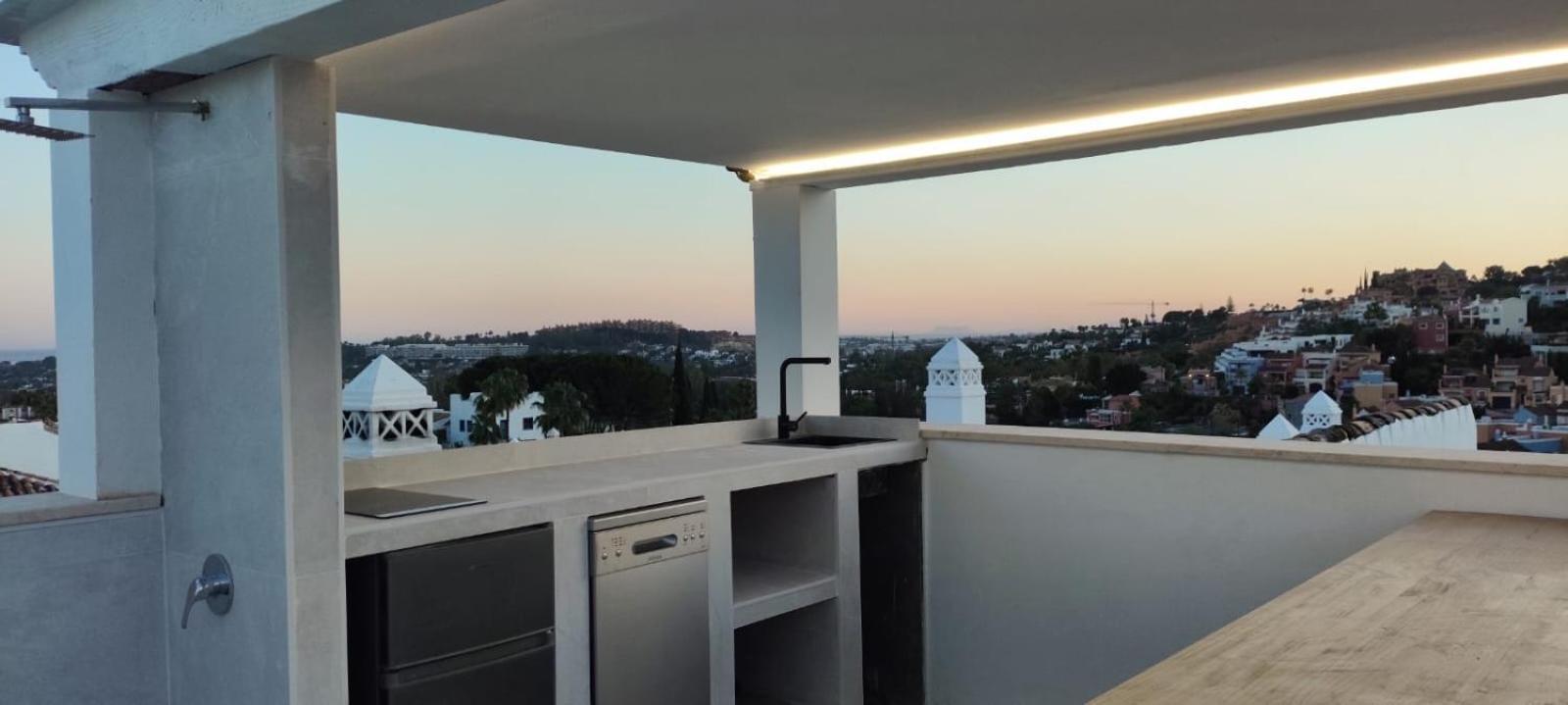 Apartment 3 Bedroom Duplex Penthouse With Stunning Rooftop Solarium And See Views